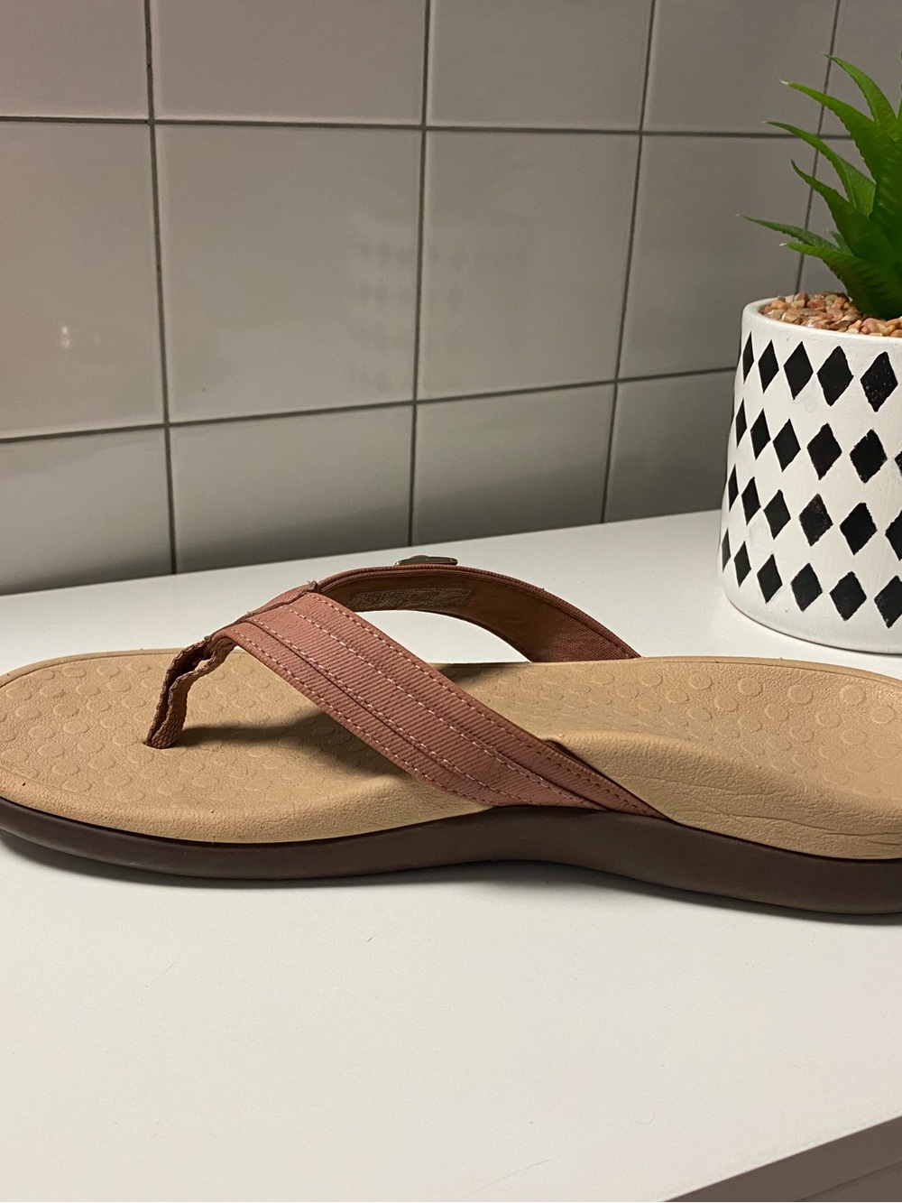 Vionic Women's Thong Sandals in Rose Pink and Tan - Picture 3 of 6